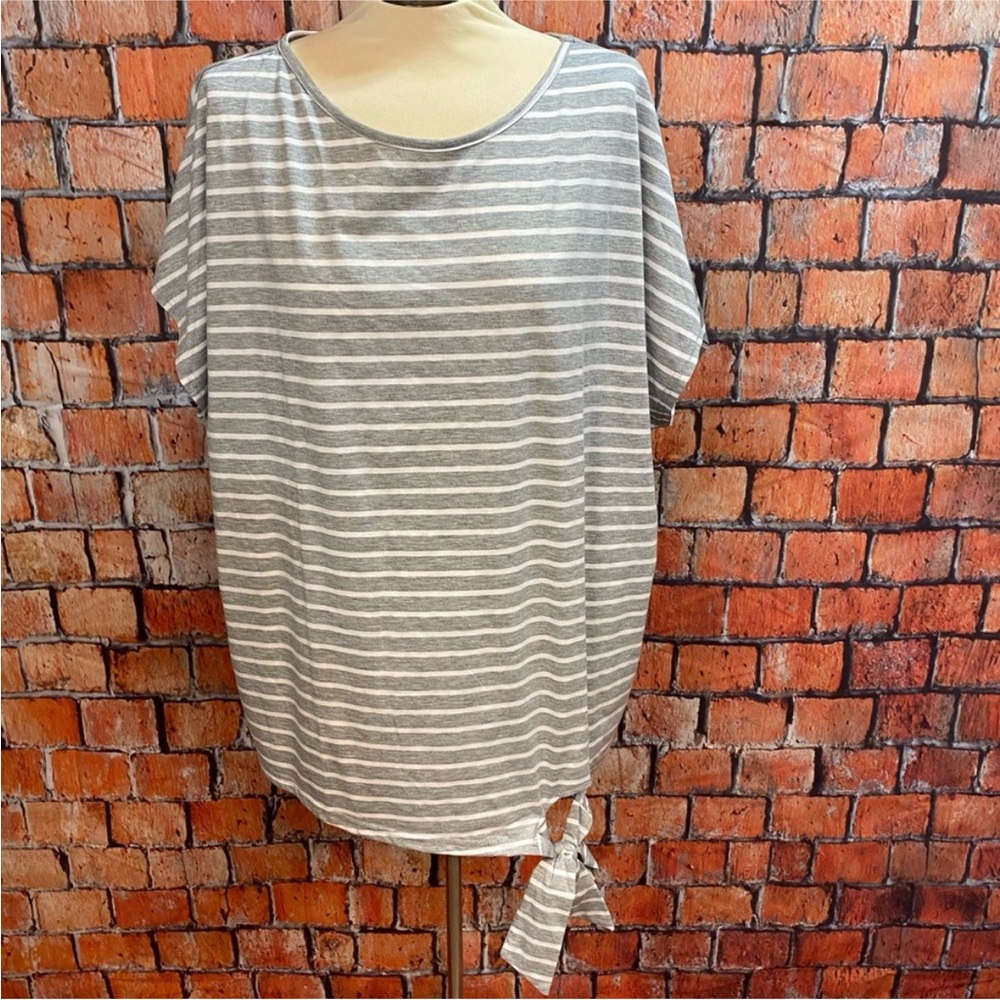 Emery Rose Plus‎ Size Striped Gray Knot Hem Top